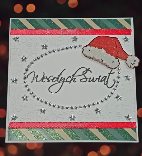 Świąteczna kartka handmade ,,Wesołych Świąt'' z czapeczką Mikołaja i srebrymi gwiazdami.png