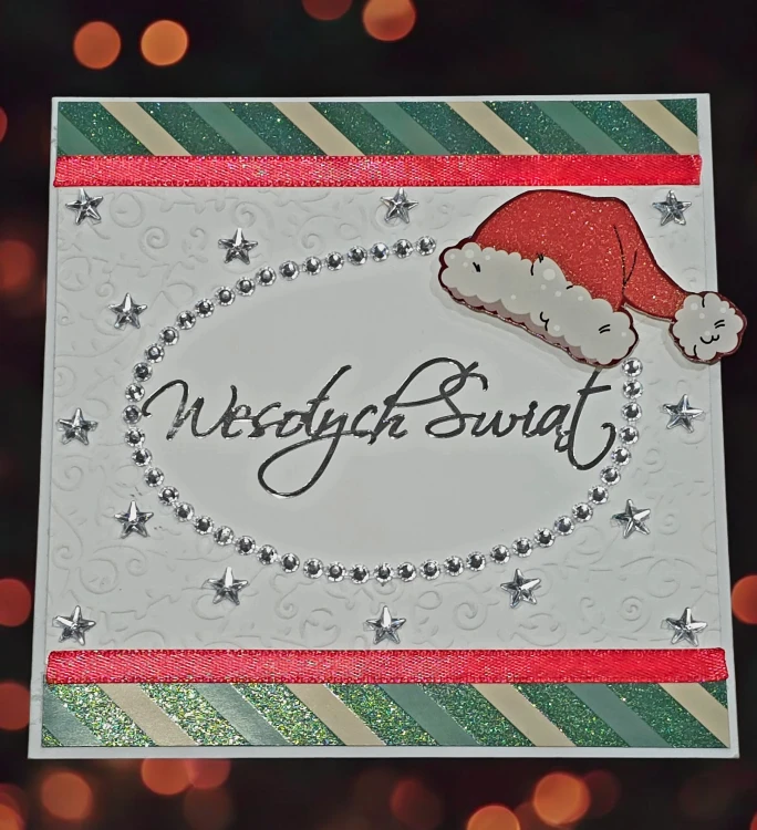 Świąteczna kartka handmade ,,Wesołych Świąt'' z czapeczką Mikołaja i srebrymi gwiazdami.png