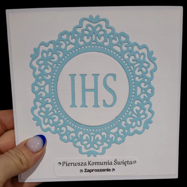 Zaproszenie komunijne z symbolem IHS - recznie robione - błękitny pastel.png