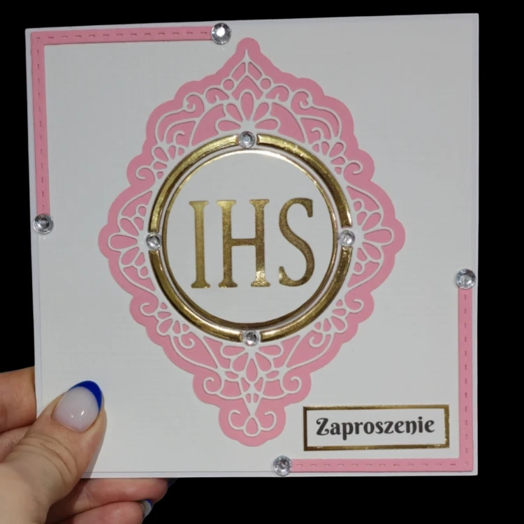 Zaproszenie na Pierwszą Komunię Świętą z IHS - Unikalny Design - ręcznie robione - różowy pastel.png